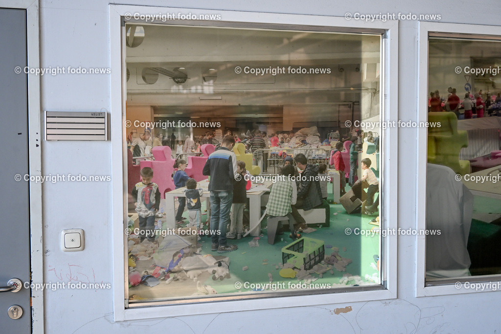 PVZ_ Postverteilerzentrum Linz_ Asylunterkunft_ 21.03.2023-35 | 21.03.20123, Postcity, PVZ, AUT, Postverteilerzentrum Linz, Asylunterkunft, im Bild Rotes Kreuz, Asylunterkunft wird geraeumt, Lager, Schlafstelle, Halle