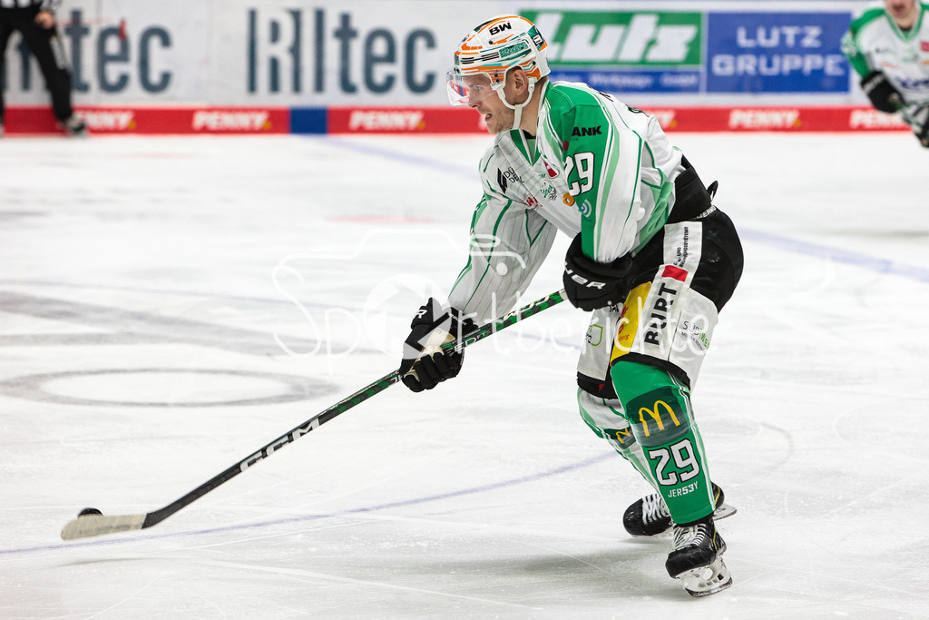 Augsburger Panther - Bietigheim Steelers | Alexander PREIBISCH (SCB #29) am Puck