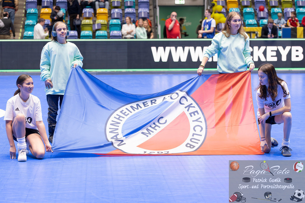 Volvo E.R.B. Final 4 Finale Frauen: Berliner HC - Mannheimer HC, 26.01.2025 | Wappen, Logo, Fahne, Mannheimer HC, MHC, Berliner HC - Mannheimer HC, Frankfurt, Süwag Arena, 26.1.2025 - Realisiert mit Pictrs.com