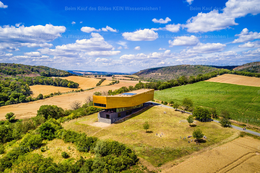 Besucherzentrum Arche Nebra - die Himmelsscheibe-0012 | Die Arche Nebra ist das Besucherzentrum der weltberühmten Himmelsscheibe von Nebra und zählt zu den bedeutendsten archäologischen Ausflugszielen Deutschlands. Die moderne Architektur erinnert bewusst an die Form der bronzenen Himmelsscheibe und macht Geschichte auf eindrucksvolle Weise erlebbar. ---Weitere Fotografien aus dem Burgenlandkreis finden Sie über den Menüpunkt „Luftbilder von Sachsen-Anhalt“. - Realisiert mit Pictrs.com