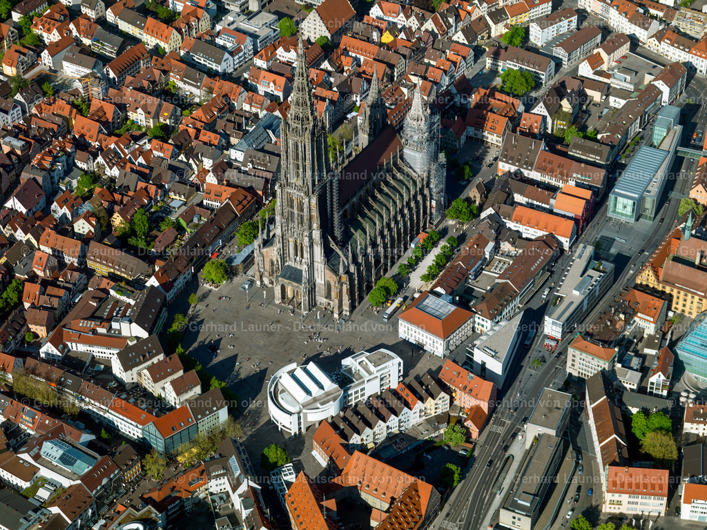 2858738 | Das im gotischen Baustil errichtete Ulmer Münster ist eine  Stadtkirche in Ulm. Sie ist die Pfarrkirche der Evangelischen Münstergemeinde Ulm. Das Ulmer Münster ist der größte evangelische Kirchenbau Deutschlands. Der 1890 vollendete 161,53 Meter hohe Turm ist der höchste Kirchturm der Welt.