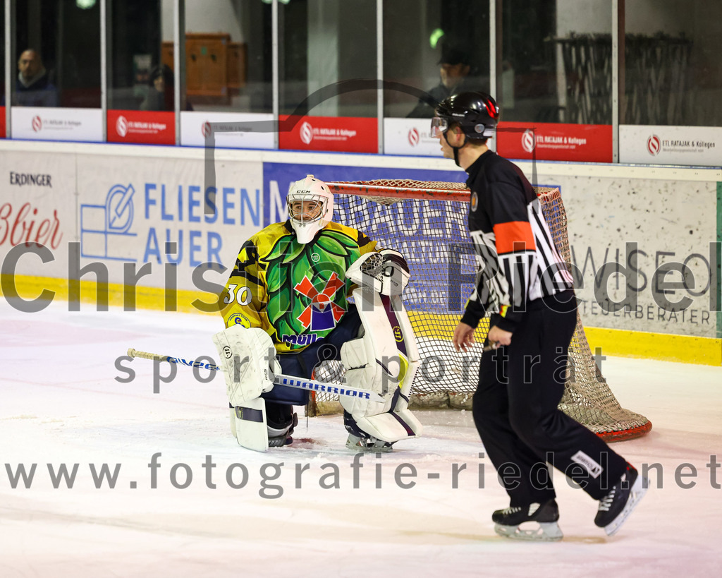 2022-12-16_110_TSV_Erding_gegen_EC_Pfaffenhofen | Erding, Deutschland, 16.12.2022:
Eishockey, Bayernliga 2022 / 2023, 21. Spieltag, TSV Erding gegen EC Pfaffenhofen, Endergebnis: 14:1

Torwart Hannes Kiefer (EC Pfaffenhofen, #30)

Foto: Christian Riedel / fotografie-riedel.net