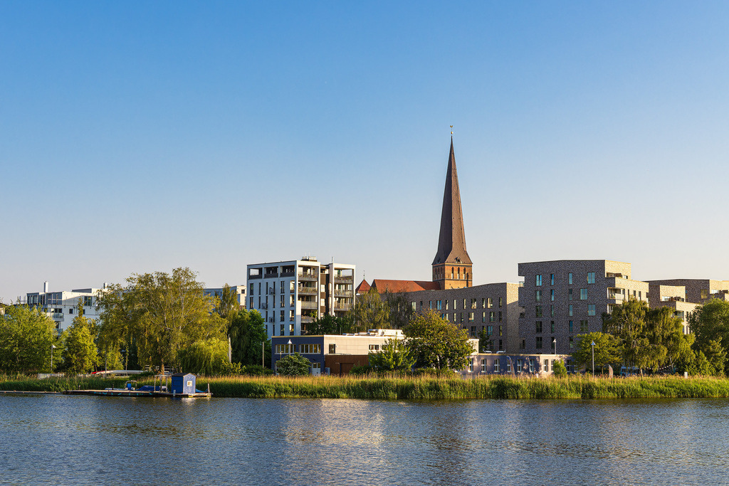 Blick über die Warnow auf die Hansestadt Rostock | Blick über die Warnow auf die Hansestadt Rostock.
