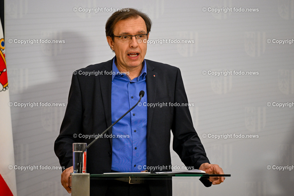 Pressekonferenz Land Ooe_ Gemeinsam geschafft - Maßnahmen zur Verbesserung fuer Mitarbeitende in den ooe. Spitaelern_ 10.04.2024-45 | 10.04.2024, Linz, AUT, Pressekonferenz Land Ooe, Gemeinsam geschafft - Maßnahmen zur Verbesserung fuer Mitarbeitende in den ooe. Spitaelern, im Bild Branko Novakovic (Zentralbetriebsratsvorsitzender der Kepler Universitaetsklinikum GmbH) 