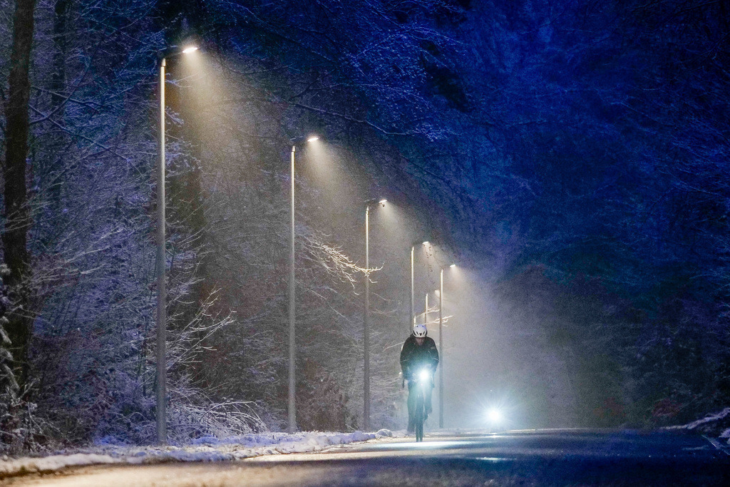 Schnellradweg | Böblingen - Schnellradweg zwischen Böblingen und Stuttgrt bei Dunkelheit mit den Lampen an und einem Radfahrer - Realisiert mit Pictrs.com
