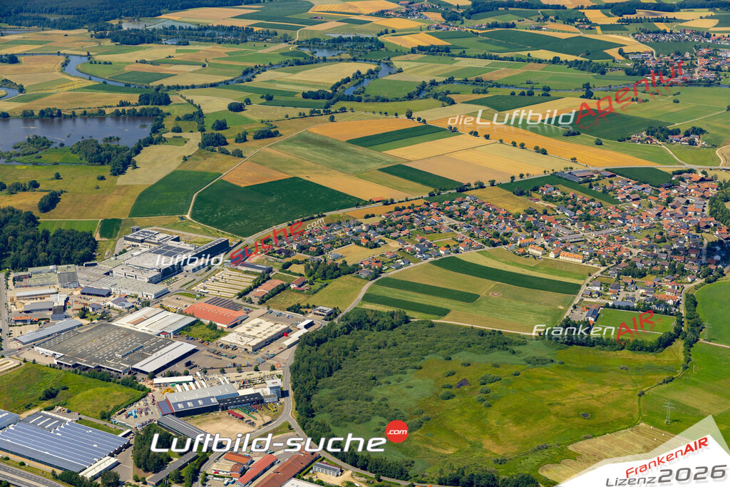 Die Luftaufnahme Gewerbegebiet Michelsdorf - Cham wurde 2022 vom Flugzeug aus (keine Drohne) erstellt. Hohe Auflösung -für große Poster und Wandbilder geeignet - Garantiert!