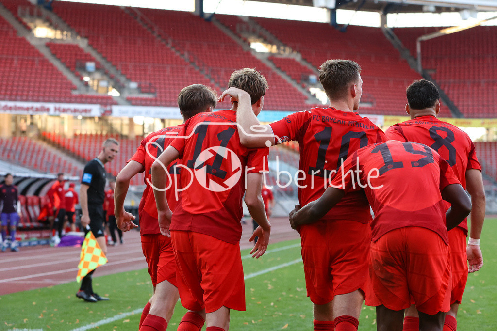 1. FC Nürnberg II - FC Bayern Amateure | Jubel nach dem Treffer zum 1-1 durch Timo Kern (FCB #10) / Treffer / Freude / Torschuezte