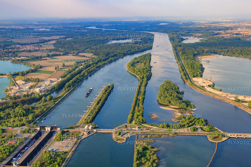 Vue aérienne: Pont de Gambsheim, écluse sur le Rhin à Gambsheim dans le département Bas Rhin, France – .Photo: IMG_39562.jpg prise le 14/04/2011 par Werner Riehm/FLY-FOTO.eu – Résolution de l'original: 4752 x 3168 px