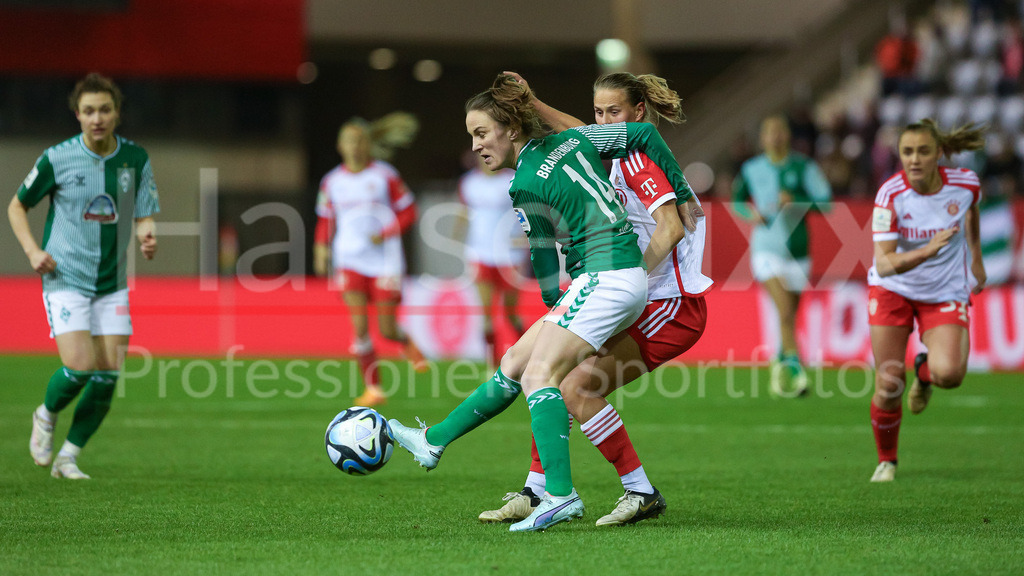 Fussball, Google Pixel Frauen-Bundesliga, FC Bayern München - SV Werder Bremen | v.li.: Michaela Brandenburg (SV Werder Bremen, 14) und Klara Bühl (FC Bayern München, 17) im Zweikampf, Duell, Dynamik, Aktion, Action, Spielszene, DIE DFB-RICHTLINIEN UNTERSAGEN JEGLICHE NUTZUNG VON FOTOS ALS SEQUENZBILDER UND/ODER VIDEOÄHNLICHE FOTOSTRECKEN. DFB REGULATIONS PROHIBIT ANY USE OF PHOTOGRAPHS AS IMAGE SEQUENCES AND/OR QUASI-VIDEO.