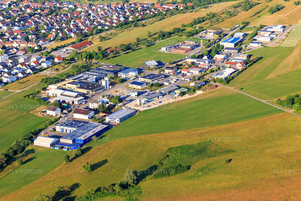 Luftbild: Industriegebiet Siemensstraße von Norden mit ESC GmbH, Techso GmbH und SF Schmid GbR Garten- und Landschaftsbau in Geislingen im Bundesland Baden-Württemberg in Deutschland.Foto: IMG_148889.jpg vom 28.06.2025 durch Werner Riehm/FLY-FOTO.deESC. Mehr als nur EntlackenWWW.TECHSO-GMBH.DESF Schmid Gartenbau