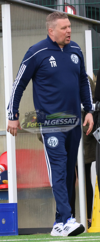 SC Enger - SV Enger-Westerenger | Auf dem Bild zu sehen: blau SV Enger-Westerenger Trainer: Tim Feichtinger  SC Enger, SV Enger-Westerenger, Saison 25/26, Kreisliga A, Enger, Deutschland - Realisiert mit Pictrs.com