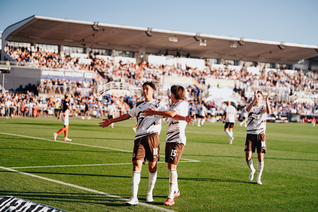 HEV00187 | Der offizielle Shop für FC St. Pauli Fotos. Wähle aus Spielszenen & Fanmomenten dein FCSP Wunschformat. Wir liefern Millerntor-Atmosphäre.
