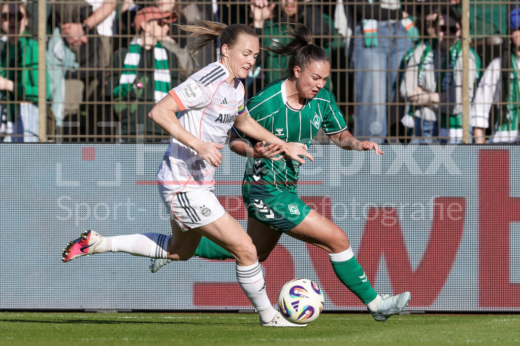 Fussball, Google Pixel Frauen-Bundesliga, SV Werder Bremen - FC Bayern München | v.li.: Magdalena Eriksson (FC Bayern München, 5) und Maja Sternad (SV Werder Bremen, 11) im Zweikampf, Duell, Dynamik, Aktion, Action, Spielszene, DIE DFB-RICHTLINIEN UNTERSAGEN JEGLICHE NUTZUNG VON FOTOS ALS SEQUENZBILDER UND/ODER VIDEOÄHNLICHE FOTOSTRECKEN. DFB REGULATIONS PROHIBIT ANY USE OF PHOTOGRAPHS AS IMAGE SEQUENCES AND/OR QUASI-VIDEO.