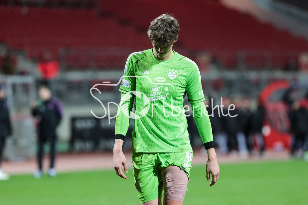 1. FC Nürnberg II - FC Bayern Amateure | im Bild Tom Ritzy HUELSMANN (FCB #1) enttauscht nach der Niederlage in Nürnberg / Einzelfoto / Freisteller