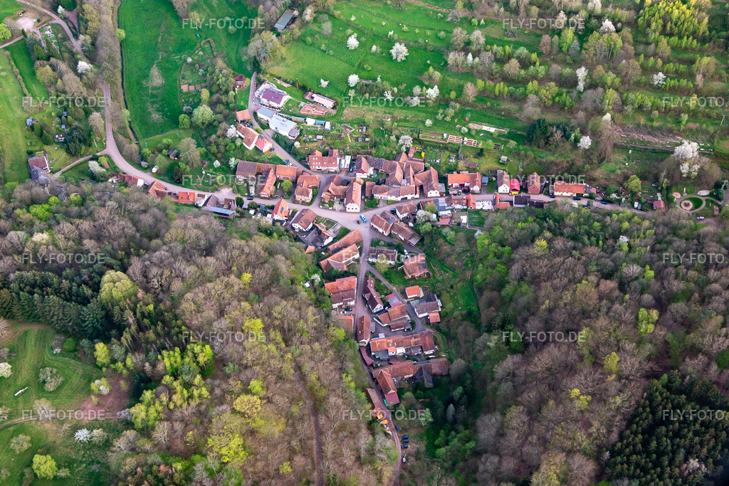 Ortsansicht von Norden | Luftbild: Ortsansicht von Norden in Oberschlettenbach im Bundesland Rheinland-Pfalz in Deutschland. Foto: IMG_140210.jpg vom 11.04.2024 durch ©2025 Werner Riehm fly-foto.de/copyright - Realisiert mit Pictrs.com