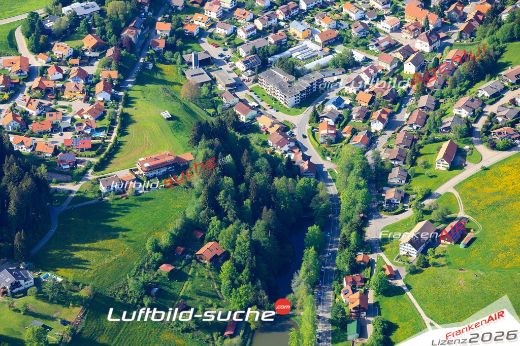Die Luftaufnahme der Stadt Scheidegg wurde vom UL-Flugzeug heraus erstellt ( keine Drohne )- hohe Auflösung für beste Qualität