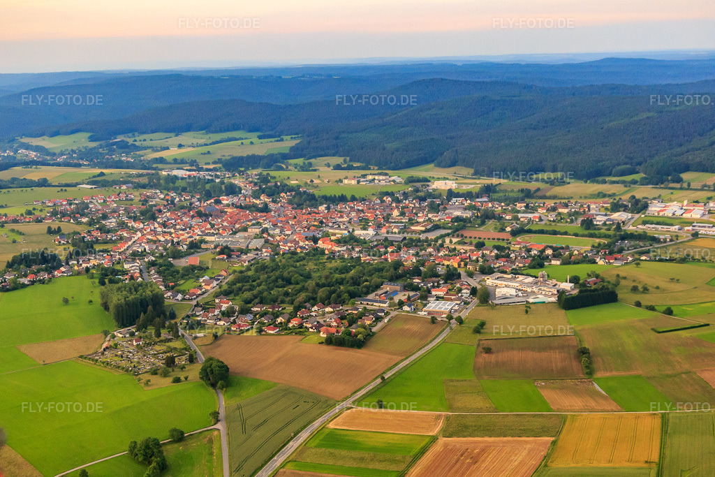 Luftbild: Ortsansicht von Westen im Ortsteil Beerfelden in Oberzent im Bundesland Hessen in Deutschland. – Foto: IMG_089526.jpg vom 10.06.2016 durch Werner Riehm/FLY-FOTO.de – Auflösung des Originals: 5362 x 3575 px