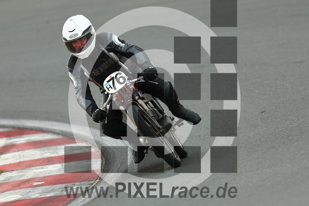 0h76-20260418_03727 | Schöne Erinnerungen an spannende Momente - das festzuhalten ist unser Job. PIXELrace.de ist seit 2003 auf den Rennstrecken Europas unterwegs um die Action draußen beim Fahren und die wunderbare Stimmung imm Fahrerlager für euch einzufangen.