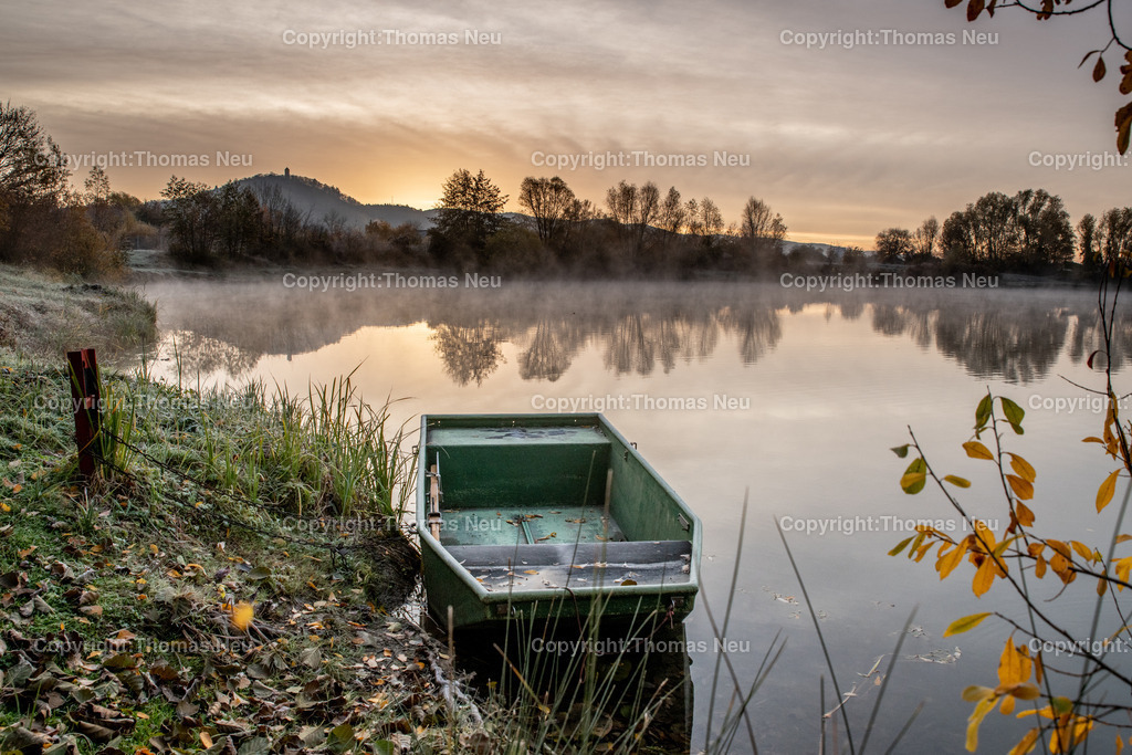 DSC_1261 | bre,bhe,Mogenstund hat Gold im Mund heißt es in einem alten Sprichwort, für Fotografen lohnt das freühe Aufstehen auch wie unser heutiges Bild vernschalicht, Unser Fotograf Thomas Neu fotografierte den Sonnenaufgang am Jochimsee, die Starkeburg und der See mit Nebelschwaden auf der Oberfläche sowie der alte Kahn auf dem Wasser verleihen diesem Fotos einen besonderen Reiz, , Bild: Thomas Neu