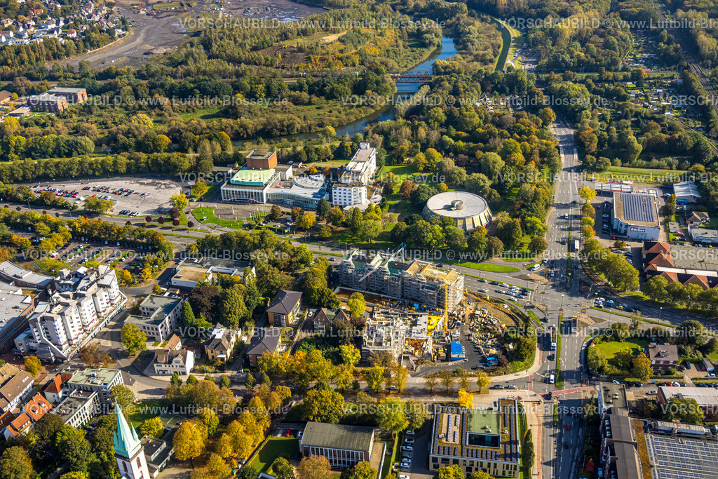 Luenen241012194 | Luftbild, Sporthalle im Stadtpark Rundsporthalle mit Ringhotel Am Stadtpark, Hansesaal und Heinz-Hilpert-Theater, Baustelle mit Neubau Quartier Langestraße 100 zwischen Lange Straße und Kurt-Schumacher-Straße, hinten der Fluss Lippe, Lünen, Ruhrgebiet, Nordrhein-Westfalen, Deutschland
