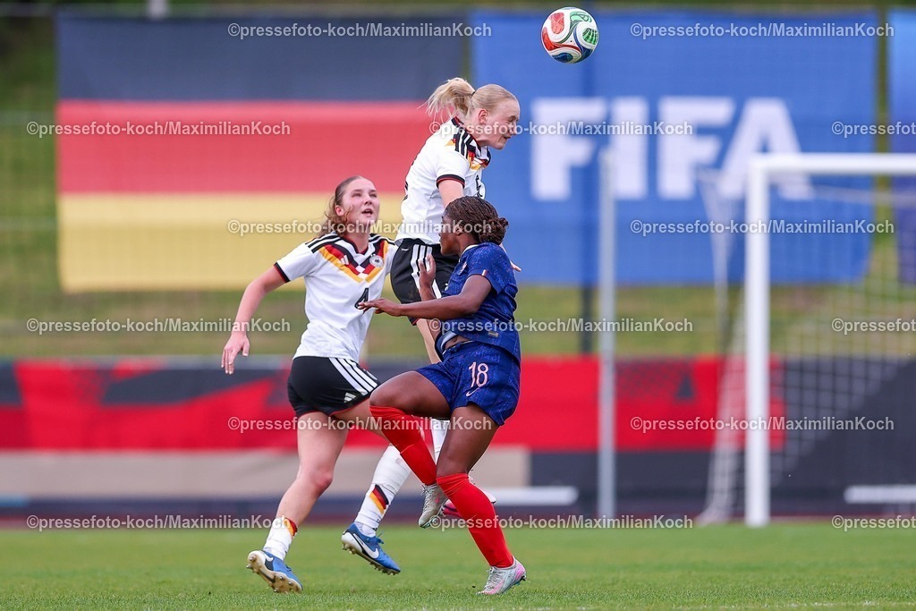 DFB16042601022 | 16.04.2026, Essen, Fußball, UEFA Womens UNDER 19 Championship qualification, Germany - France, Stadion Uhlenkrug, Saison 2025 / 2026: Luzie Zähringer (Deutschland U19 #05) im Zweikampf gegen  Lea Morissaint (Frankreich U19 #18)  DFB regulations prohibit any use of photographs as image sequences and or quasi-video.