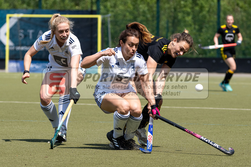 HK_20240511_100624 | 1.Bundesliga Damen Düsseldorfer HC - Harvestehuder THC am 11.5.2024 Düsseldorfer HC, Düsseldorf , Sara Strauss ( Düsseldorfer HC #11 ) , Tessa Schubert ( Düsseldorfer HC #28 ) , Garot Albane ( Harvestehuder THC #25 )