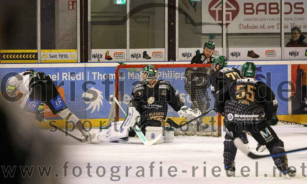 2024-03-01_099_TSV_Erding_gegen_ERSC_Amberg | Erding, Deutschland, 01.03.2024:
Eishockey, Bayernliga Playoffs 2023 / 2024, 5. Spieltag, TSV Erding gegen ERSC Amberg, Endergebnis: 9:0

Torwart Dimitri Pätzold (Erding Gladiators, #32), Philipp Michl (Erding Gladiators, #77)

Foto: Christian Riedel / fotografie-riedel.net