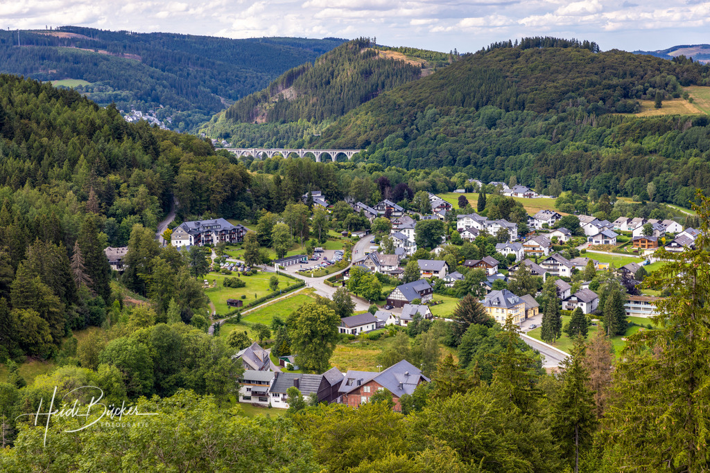 Aussicht vom Skywalk Willingen | Aussicht vom Skywalk auf Willingen und die alte Eisenbahnbrücke - Realisiert mit Pictrs.com