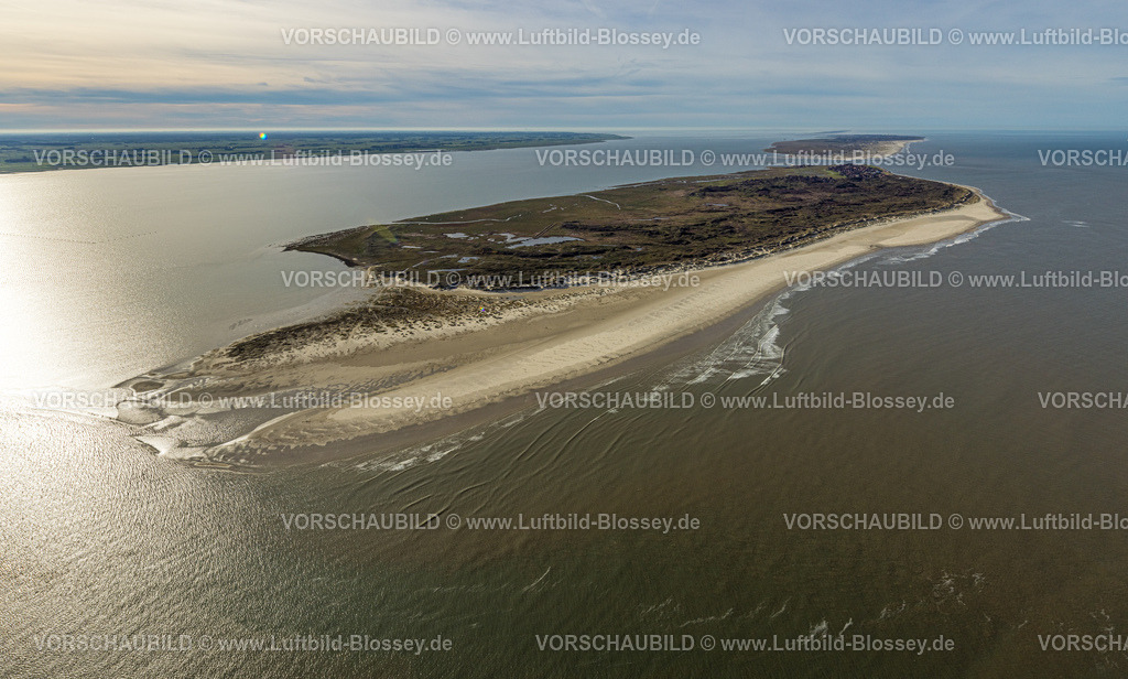 Aurich251105550Baltrum | Luftbild, Gesamtansicht der Ostfriesischen Insel Baltrum, Sandstrand, Feuchtwiesen und Baltrumer Dünen, Fernsicht und blauer Himmel mit Horizont, hinten die Insel Norderney, Baltrum, Norddeutschland, Ostfriesland, Niedersachsen, Deutschland