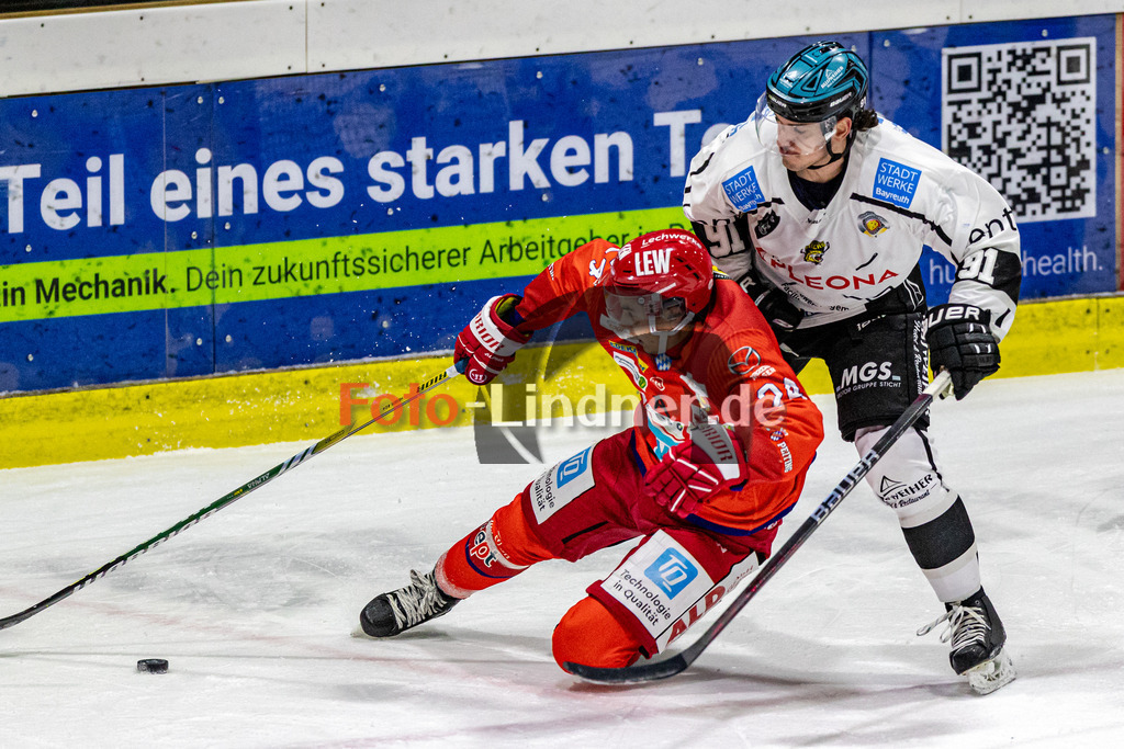 EC Peiting vs Bayreuth Tigers | Eishockey Oberliga Süd 2023/2024, EC Peiting vs Bayreuth Tigers, 20231112,
Kampf um den Puck Thomas HEGER (ECP 24) und Mark LEDLIN (Tigers 91),
2023-11-12 in Peiting (Eisstadion)
24 Thomas HEGER (ECP 24), 91 Mark LEDLIN (Tigers 91)
Copyright: WolfgangxLindner foto-lindner.de