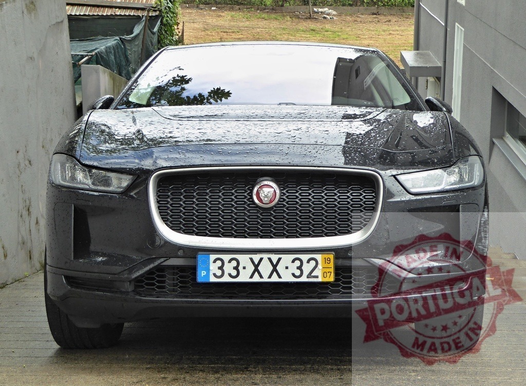 Jaguar I-Pace electric SUV front view after rain | Jaguar I-Pace electric vehicle showing its wet front end and grille - Realisiert mit Pictrs.com