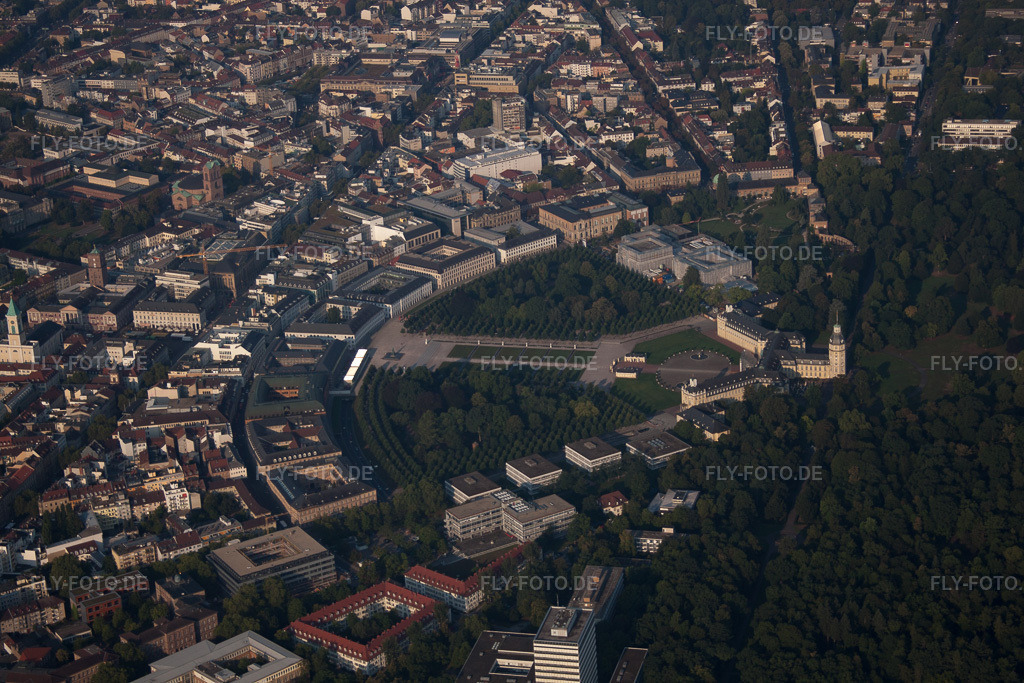 Luftbild: Zirkel und Schloss im Ortsteil Innenstadt-West in Karlsruhe im Bundesland Baden-Württemberg in Deutschland. Foto: IMG_52890.jpg vom 05.09.2012 durch Werner Riehm/FLY-FOTO.de