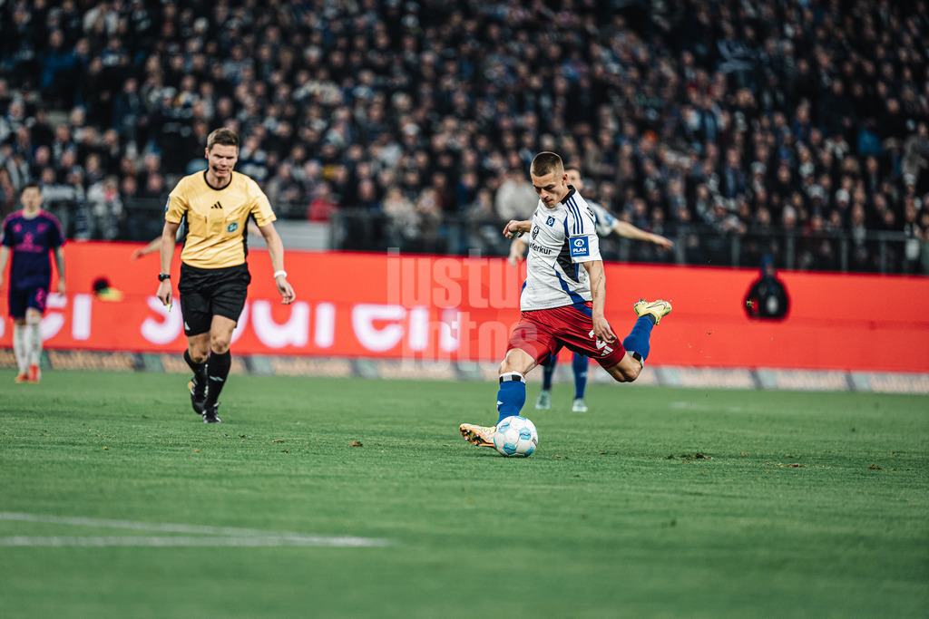 Fußball | Männer | Saison 2024/2025 | 2. Fußball-Bundesliga | 25. Spieltag | Hamburger SV vs. Fortuna Düsseldorf | 08.03.2025 | Miro Muheim (#28, HSV) holt aus zum Schuss und wird treffen