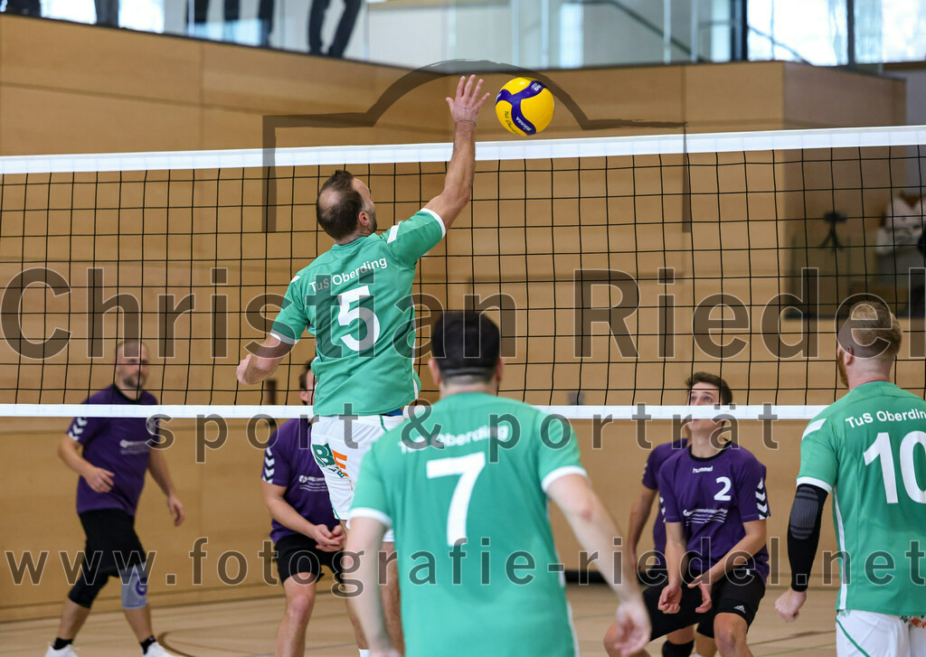 2022-11-12_087_TuS_Oberding_gegen_SC_Freising_II | Oberding, Deutschland, 12.11.2022:
Volleyball, Bezirksliga Ost 2022 / 2023, 7. Spieltag, TuS Oberding gegen MTV Pfaffenhofen II, Endergebnis: 3:2

Andre Paul (TuS Oberding, #5), Florian Wenz (SC Freising, #2)

Foto: Christian Riedel / fotografie-riedel.net