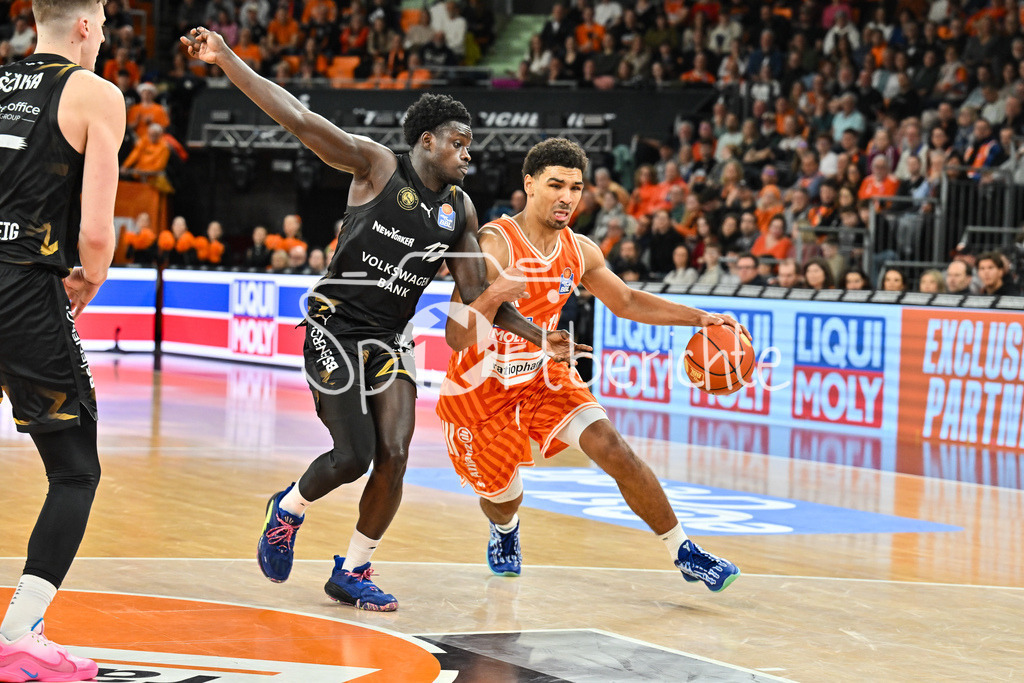 ratiopharm Ulm - Basketball Löwen Braunschweig | ULM, GERMANY - 10. JANUARY: im duell Barra NJIE (Basketball Löwen Braunschweig 13) und Mark SMITH (ratipoharm Ulm 13) während dem Match zwischen Ratiopharm Ulm und Basketball Löwen Braunschweig am 15. Spieltag der easyCredit BBL in der Ratiopharm Arena
