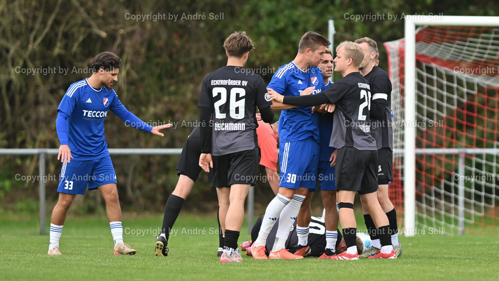 SpVg Eidertal Molfsee vs Eckernförder SV | Diskussionen nach einem Foulspiel / Fußball-Landesliga Schleswig Männer 2025/2026 / SpVg Eidertal Molfsee vs Eckernförder SV / Platz A / Molfsee / 27.09.25 - Realisiert mit Pictrs.com