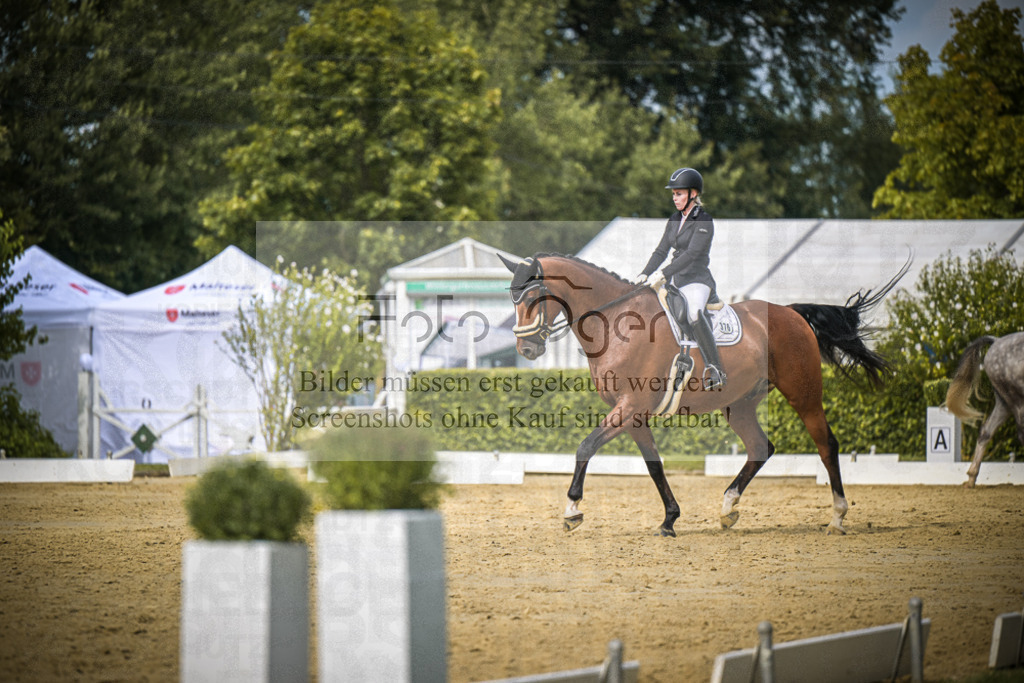 DOS_6945 | Entdecke hochwertige Reitturnierfotos von Foto Oger. Professionell, emotional und authentisch – jetzt Lieblingsmomente im Shop bestellen.Deutschlandweite Turnierfotografie. - Realisiert mit Pictrs.com