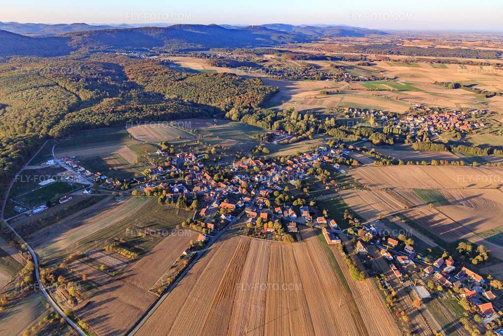 Aerial view: View of the town from the southwest in Memmelshoffen in the state Bas-Rhin, France. – Photo: IMG_112145.jpg taken on 10/13/2018 by Werner Riehm/FLY-FOTO.com – Resolution of the original: 5472 x 3648 px