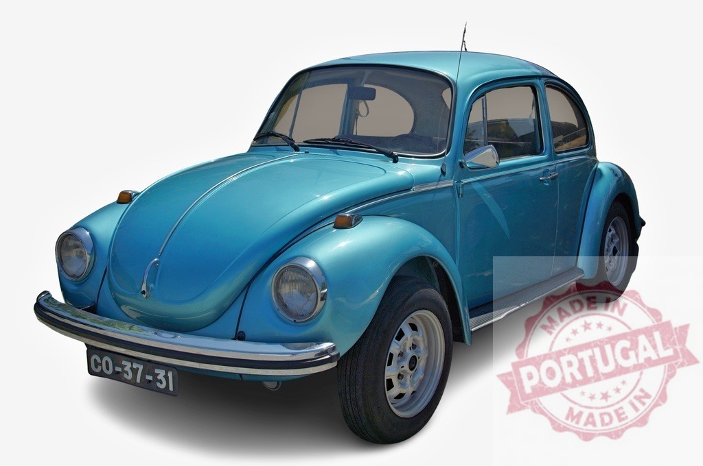 Light blue Volkswagen Beetle posing in a white background | Classic Volkswagen Beetle car from the 70s posing in a studio with white background - Realisiert mit Pictrs.com