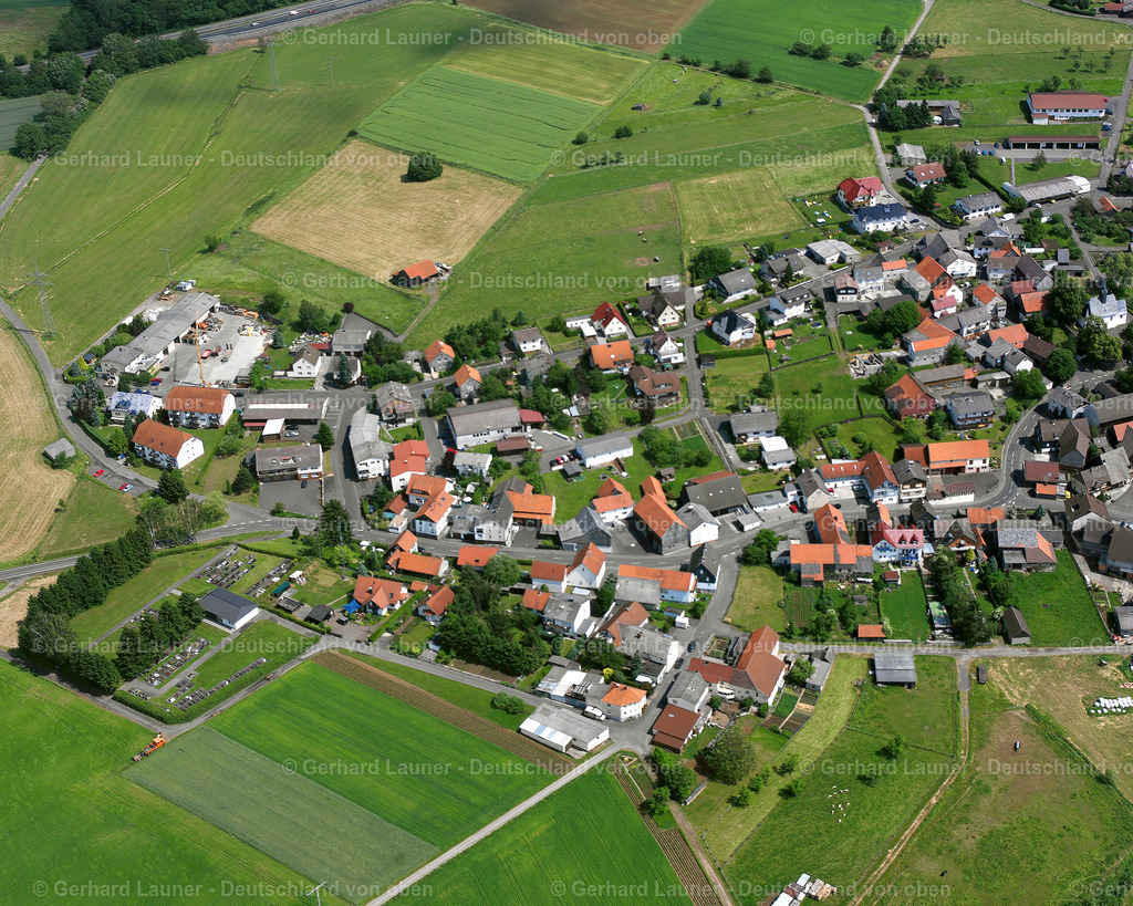2614798 | ATZENHAIN 09.06.2006 Ortsansicht am Rande von landwirtschaftlichen Feldern und Nutzflächen  in Atzenhain im Bundesland Hessen, Deutschland // Village view on the edge of agricultural fields and land  in Atzenhain in the state Hesse, Germany Foto: Gerhard Launer