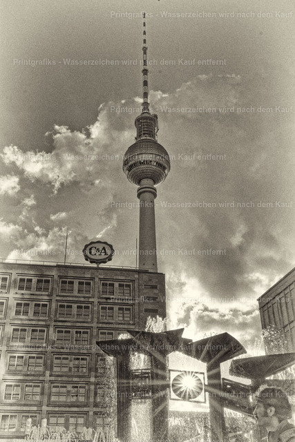 Berliner Fernsehturm in Schwarzweiß | Monochrome Aufnahme des Berliner Fernsehturms mit Brunnen, Sonnenstern und markanter Stadtsilhouette. Die körnige Schwarzweißwirkung und das Gegenlicht verleihen der Szene einen zeitlosen, urbanen Charakter. - Realisiert mit Pictrs.com