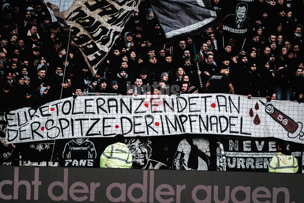 Fußball | Männer | Saison 2024/2025  | Fußball-Bundesliga | 16. Spieltag | FC St. Pauli vs. Eintracht Frankfurt | 11.01.2025 | Frankfurt mit einem Transparent: Eure Toleranz Endet An Der Spitze Der Impfnadel