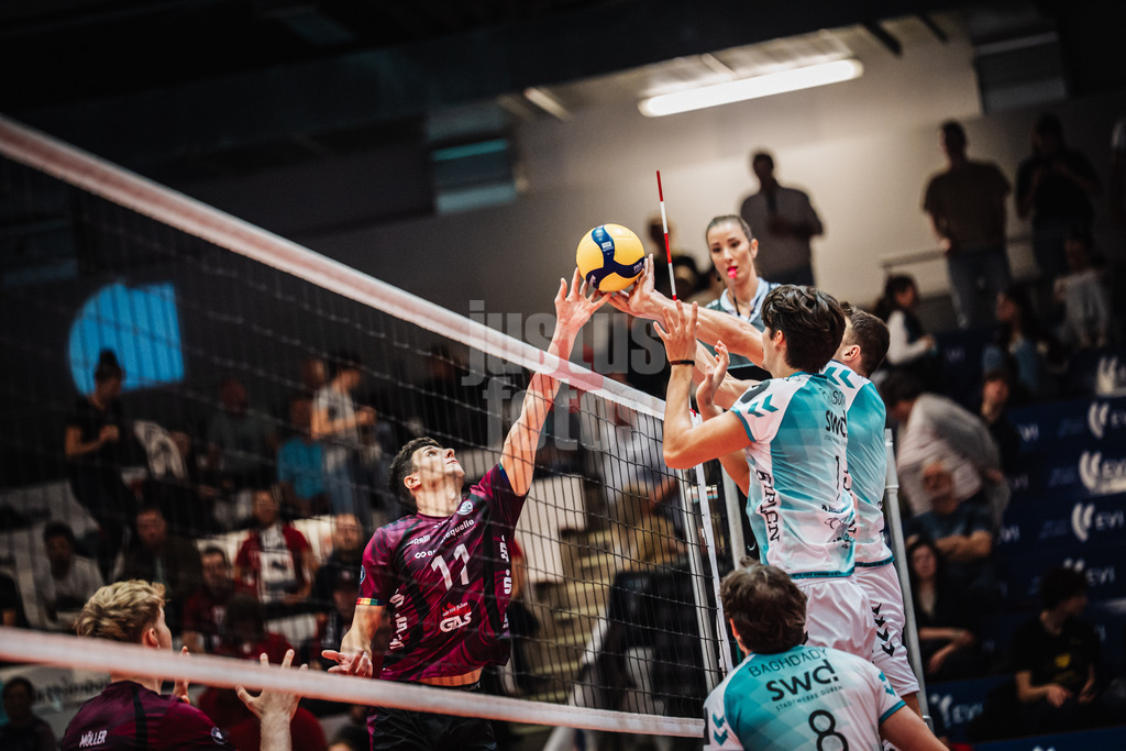 Volleyball | Herren | Saison 2025/2026 | Volleyball Ligacup | SWD powervolleys Düren vs. Energiequelle Netzhoppers KW | 12.10.2024 | Theo Timmermann (#11, Energiequelle Netzhoppers KW) wird geblockt
