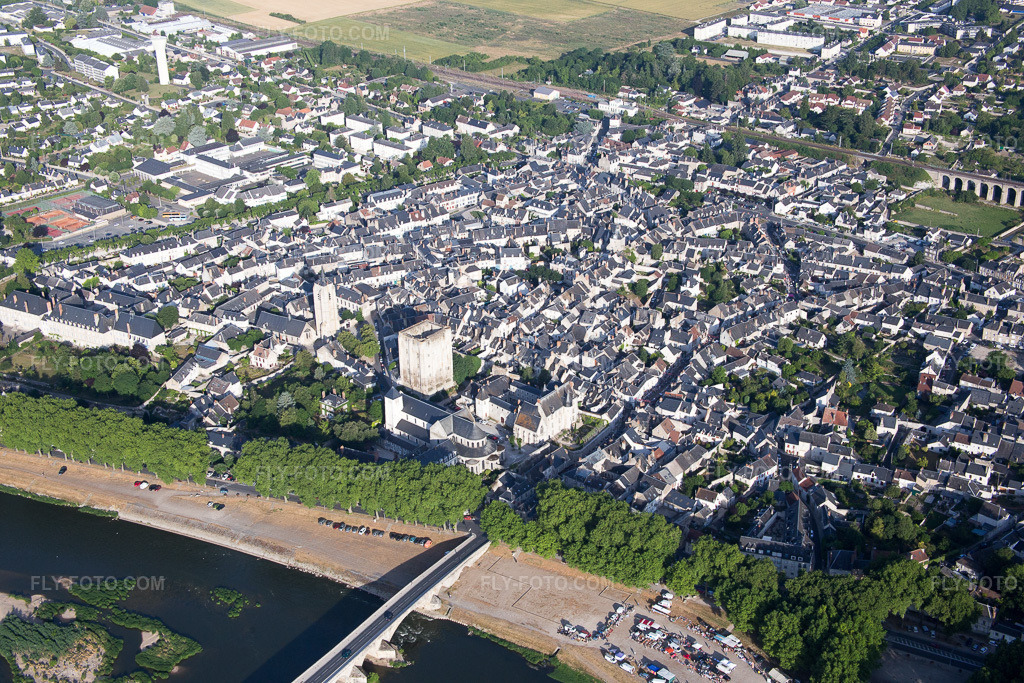 Aerial view: View of the town in Beaugency in the state Loiret, France. – Photo: IMG_082527.jpg taken on 06/21/2015 by Werner Riehm/FLY-FOTO.com – Resolution of the original: 5472 x 3648 px