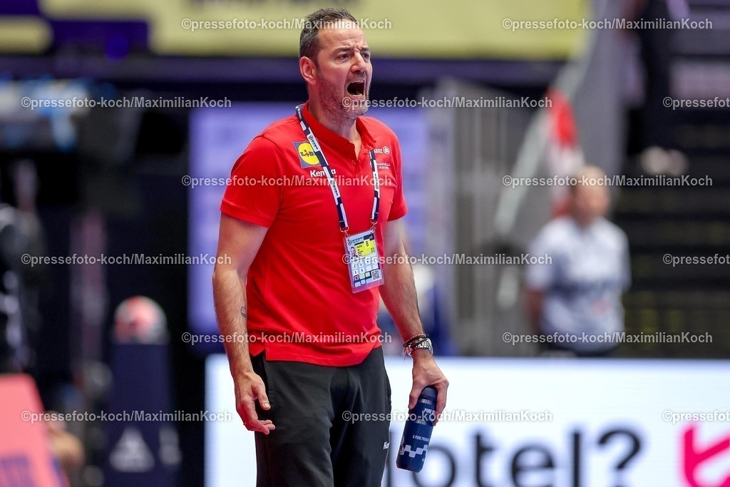 EHF17012601080 | 17.01.2026, Handball, Men's EHF EURO 2026, Österreich - Spanien, Jyske Bank Boxen in Herning, Dänemark, Preliminary Round:  Headcoach Iker Romero Fernandez (Austria #hc) gestikulierend am Spielfeldrand  