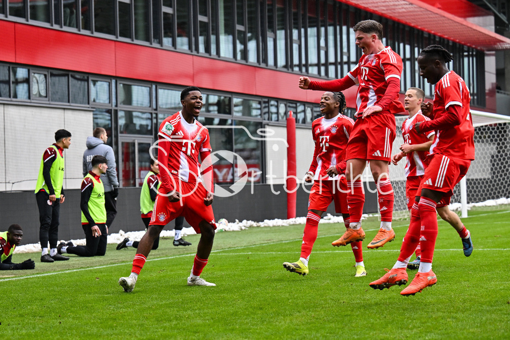 FC Bayern München - Berliner Athletik Klub | MUNICH, GERMANY - 21. FEBRUARY: Jubel der Bayern nach dem Treffer zum 3-1 durch Allen LAMBE (FC Bayern München U19 8) / Tor / Torschuetze / Freude / Happy während dem Spiel zwischen der U19 des FC Bayern München und der U19 des Berliner Athletik Klubs am 3. Spieltag der DFB-U19 Nachwuchsliga am FC Bayern Campus