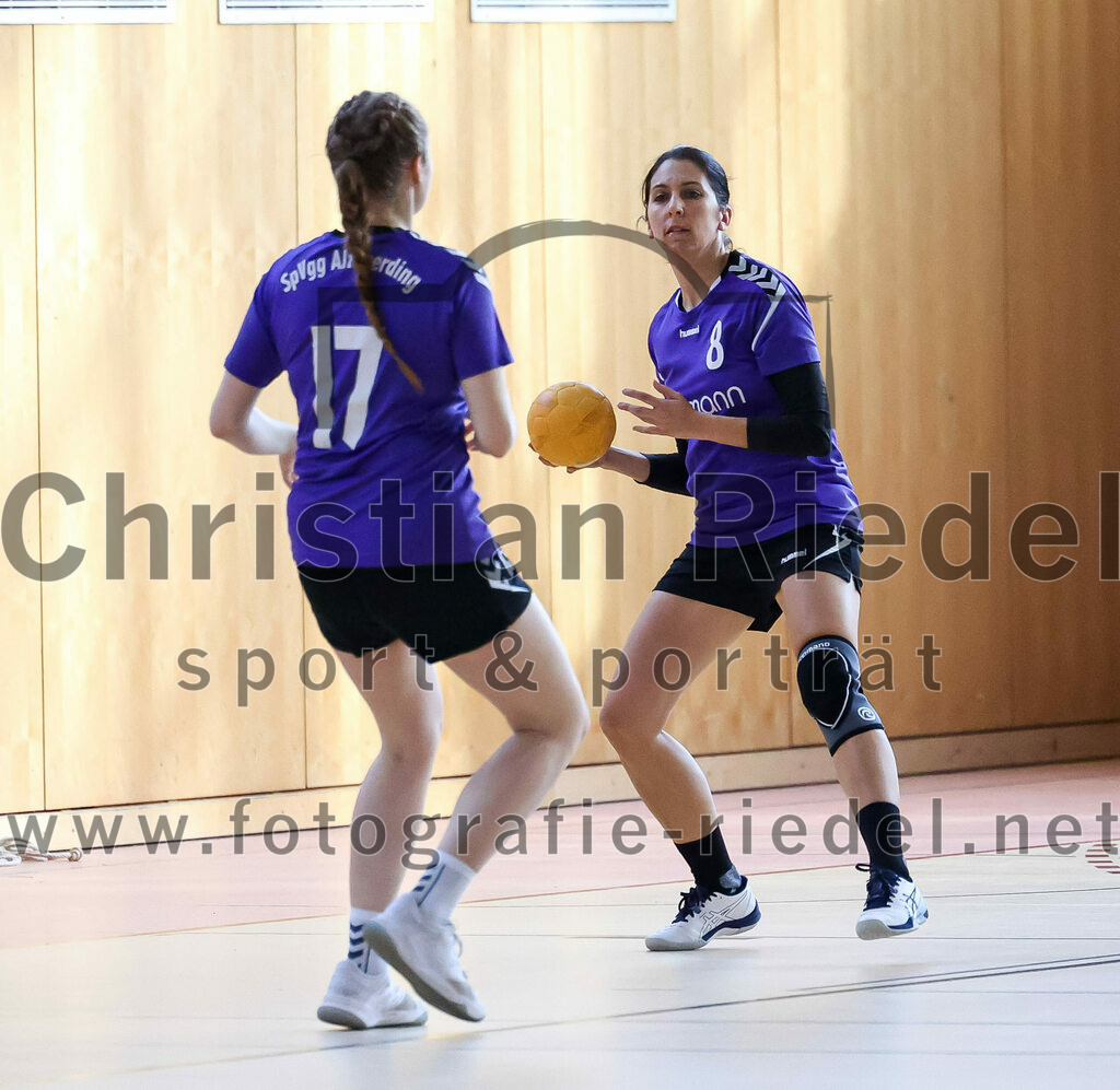 2023-03-18_019_SpVgg_Altenerding_II_gegen_HSG_Freising-Neufahrn_II | Erding, Deutschland, 18.03.2023:
Handball, Bezirksliga Frauen Altbayern 2022 / 2023, 14. Spieltag, SpVgg Altenerding II gegen HSG Freising-Neufahrn II, Endergebnis: 25:27

Thea-Sophie Steinbrecher (SpVgg Altenerding, #17), Sylvia Heider (SpVgg Altenerding, #8)

Foto: Christian Riedel / fotografie-riedel.net