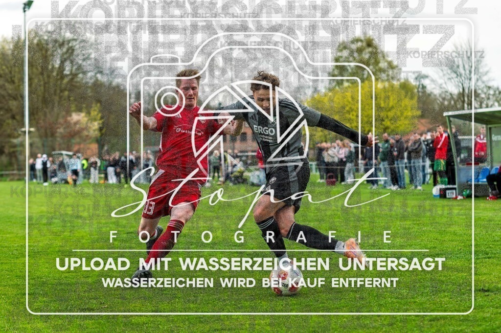FGFSSCT-1032 | Max Peters (FG Fulde-Stellichte #07) und Jasper Lindenberg (SC Tewel #33) beim Herren Kreisliga HK Spiel zwischen FG Fulde-Stellichte und SC Tewel im Lehrdestadion, Stellichte (Simon Paul Stopat) - Realisiert mit Pictrs.com