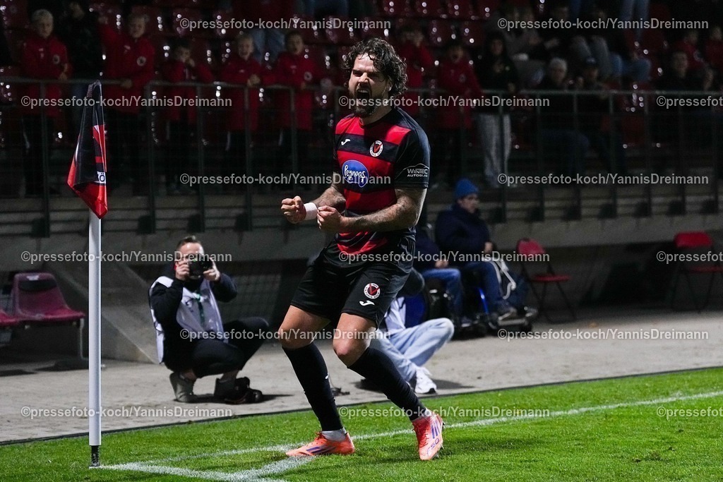 xYDR31102501072 | 31.10.2025, xydrx, Fußball, 3.Liga, FC Viktoria Köln - FC Ingolstadt 04, Saison 2025 2026, Sportpark Höhenberg: Torjubel nach dem Tor zum 3:1 für den FC Viktoria Köln durch Torschütze Lex-Tyger Lobinger (FC Viktoria Köln #9)  DFB regulations prohibit any use of photographs as image sequences and or quasi-video.