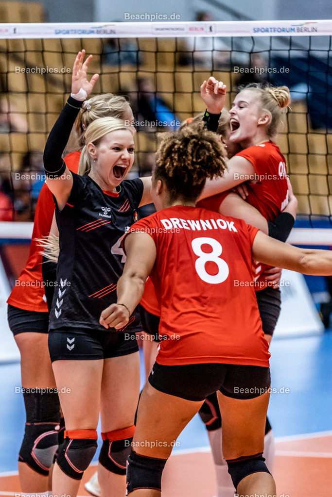 2022-00063441-Testspiel-Deutschland-Brasilien | Jubel Anna POGANY #4 (Libera) GER, Kimberly DREWNIOK #8 (Diagonal) GER, 17.09.2022; Berlin Foto: Gerold Rebsch - www.beachpics.de
